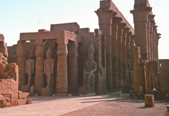 ÄGYPTEN, Die riesigen Statuen von Ramses II in Luxor, Weltkulturerbe der UNESCO